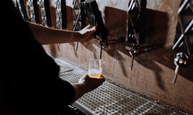 Balhé a kocsmában: hasba szúrták haragosukat az italozó férfiak, egy láncfűrész is előkerült