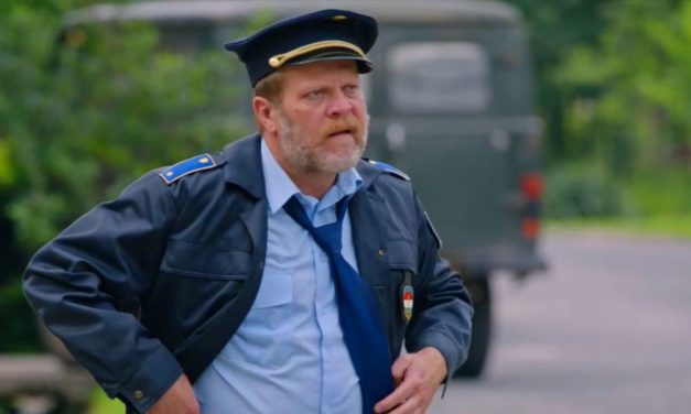 Erős rendőrségi jelenlét mellett kezdődött a Mi kis falunk forgatása, már az RTL Klub is azt kéri, hogy tartsák be a szabályokat a látogatók