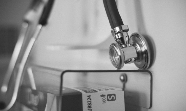 Megalázta és megverte asszisztensét egy doktornő: az orvos még akkor sem hagyta abba a kegyetlenkedést, amikor munkatársa már sírt