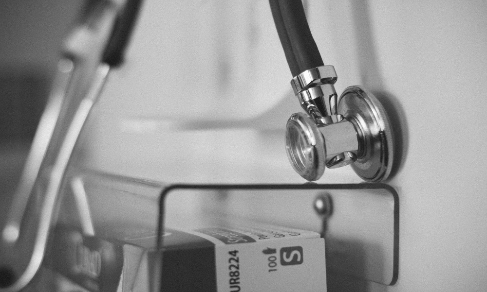 Bepelenkáztatta, majd otthagyta az ájult beteget az orvos a zalai kórház zárt osztályán, a nő pár óra múlva meghalt