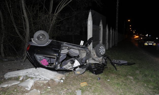 Ittasan csapódott kerítésnek egy autós Piliscsabán –  Utasa a helyszínen meghalt, a sofőr meg akart lépni