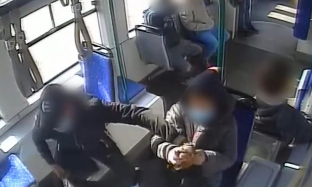 Pofátlan, sunyi tolvaj fosztogatta az utasokat a villamoson. Nagyon figyelj, ki mellé ülsz le, mert ez veled is megtörténhet. Itt a videó!