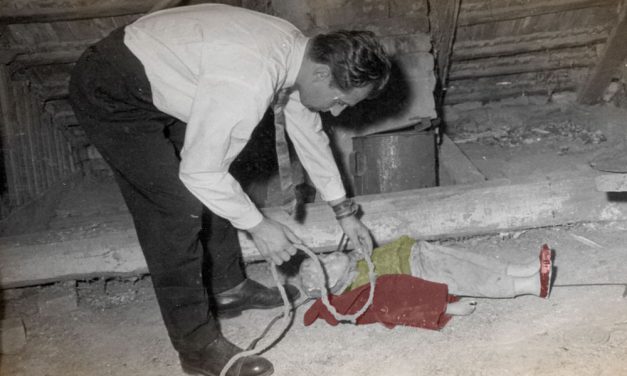 Beírta a gyilkos a falinaptárba, hogy ott járt, majd kivégezte az egész családot