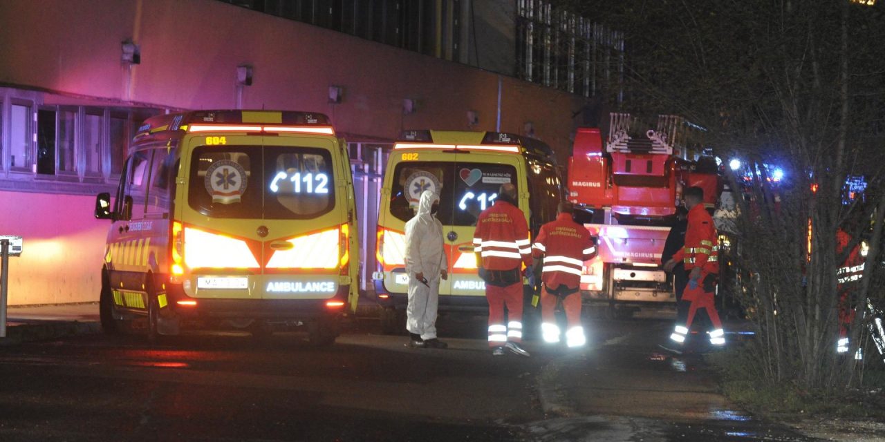Meghalt egy beteg a budapesti kórháztűzben, 37 embert menekítettek ki a tűzoltók, az egyik rendőr füstmérgezést kapott