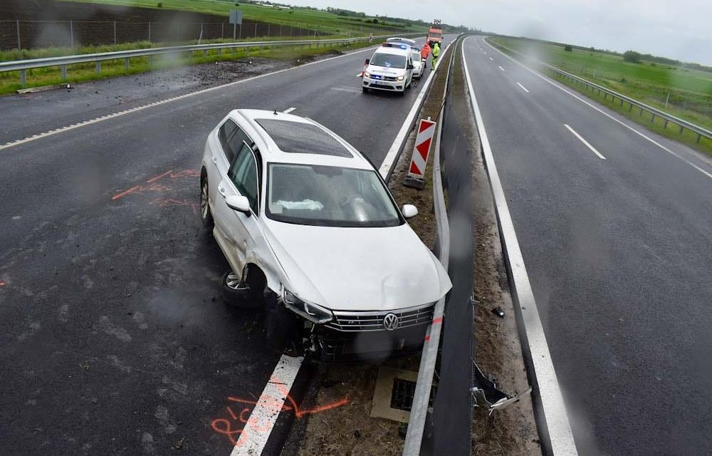 Két baleset is történt az M3-ason, eközben szalagkorlátnak csapódott egy ittas sofőr az M44-esen