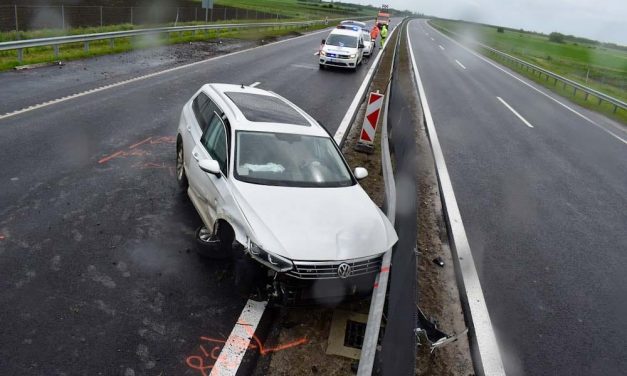 Két baleset is történt az M3-ason, eközben szalagkorlátnak csapódott egy ittas sofőr az M44-esen