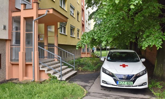 Holtan találtak egy csecsemőt egy szombathelyi lakásban – Bűnügyi helyszínelők is érkeztek a Barátság utcába – fotók