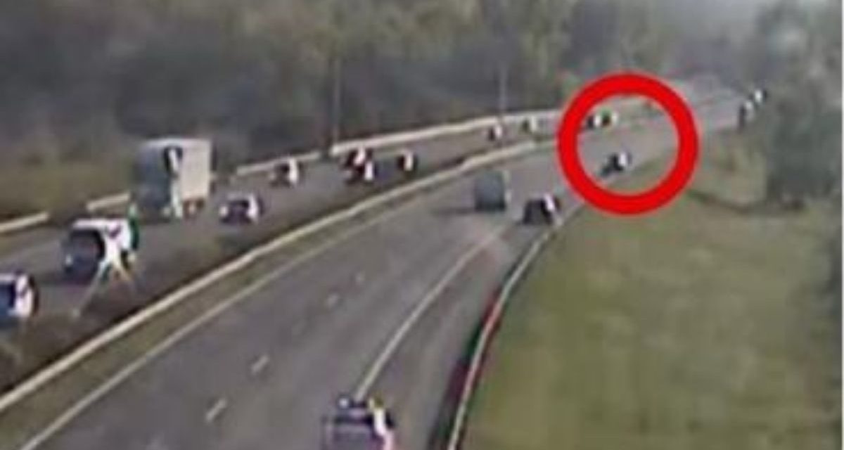 Hát ilyen nincs! Már megint a forgalommal szemben autózott egy kocsi az autópályán, ezúttal az M3-ason – Videón a képtelen manőver