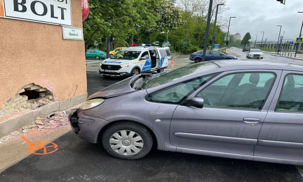 Minden összetört a kisboltban, miután egy autó becsapódott a sarki abc-be