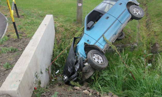 Piásan, jogsi nélkül, forgalomból kivont autóval csapódott az árokba ez a sofőr – Ő és utasa is súlyosan megsérült – Fotók a helyszínről