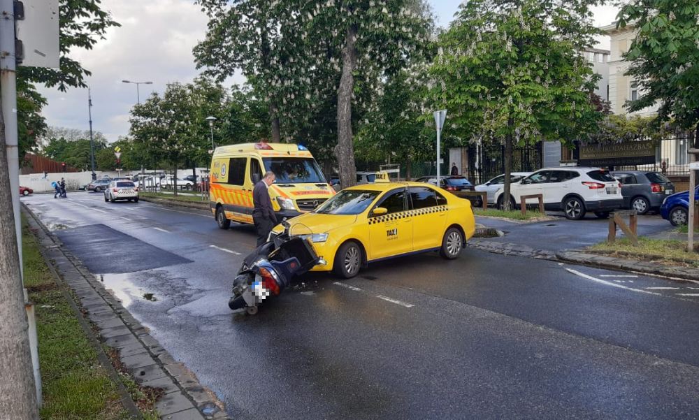 Robogó elé kanyarodott ki a Városligeti fasorban egy taxi