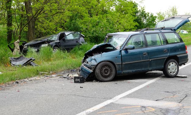 Halálos baleset történt Békés megyében: frontálisan ütközött két autó, egy 9 éves gyermek a helyszínen meghalt