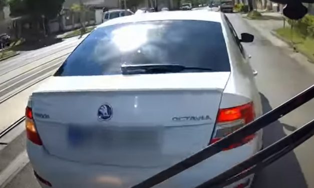 Saját gyermeke életét is veszélybe sodorta a 19. kerületben busz előtt büntetőfékező férfi – Csak ezen múlt, hogy nem történt tragédia – videó