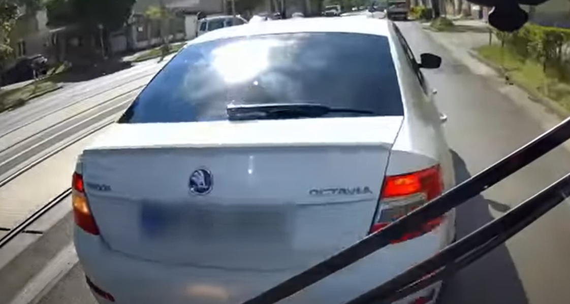 Saját gyermeke életét is veszélybe sodorta a 19. kerületben busz előtt büntetőfékező férfi – Csak ezen múlt, hogy nem történt tragédia – videó