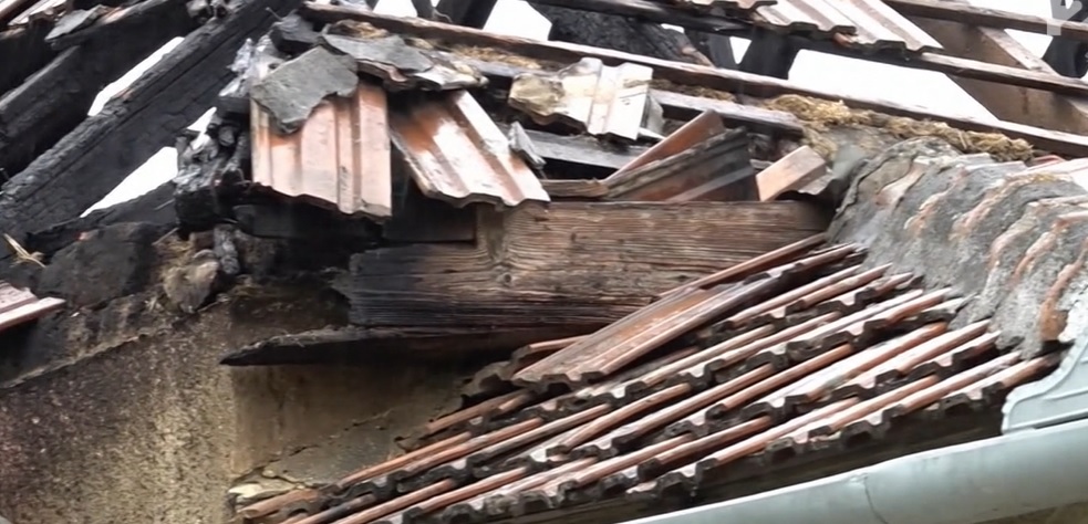 Felcsaptak a lángok egy tiszapüspöki családi házban – A későbbi áldozat maga hívta a tűzoltókat, de sokkos állapotában rossz címet diktált be – videó