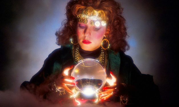 Kamu és hazugság a tévében: Lecsapott a hatóság az Astro Show jósnőire, akik még a bírságot és a razziát sem látták előre