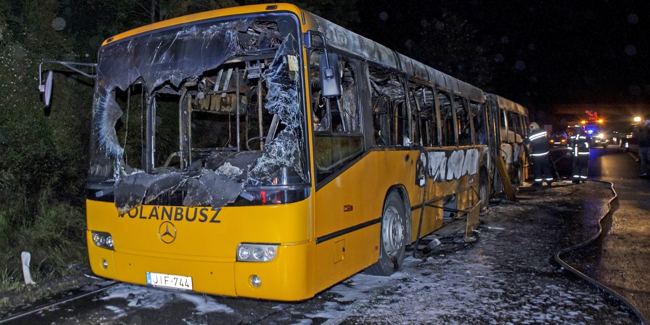 Sokkoló felvételek: teljesen kiégett egy busz az M7-esen, többen is utaztak rajta
