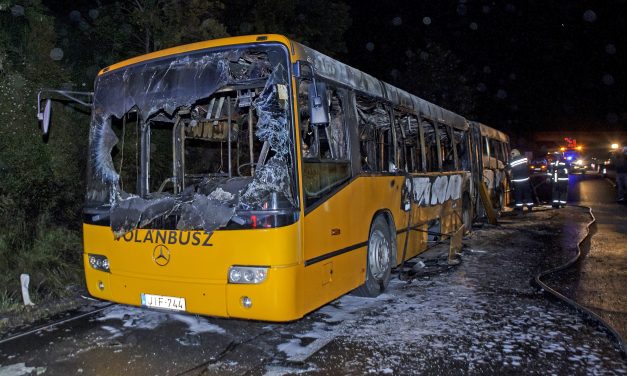 Sokkoló felvételek: teljesen kiégett egy busz az M7-esen, többen is utaztak rajta