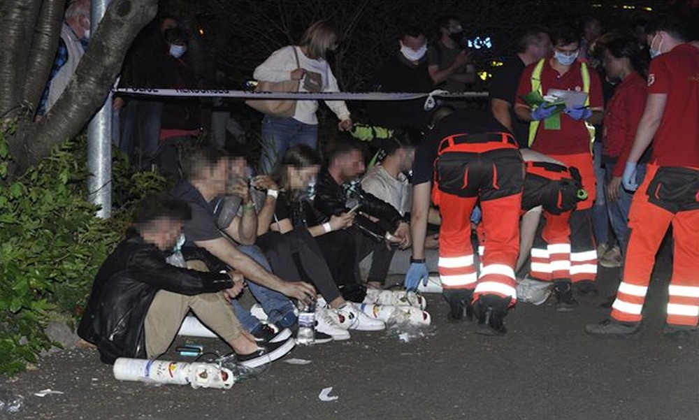 Lakástűz Kőbányán: a tűzoltók a tetőről mentették ki a ház lakóit