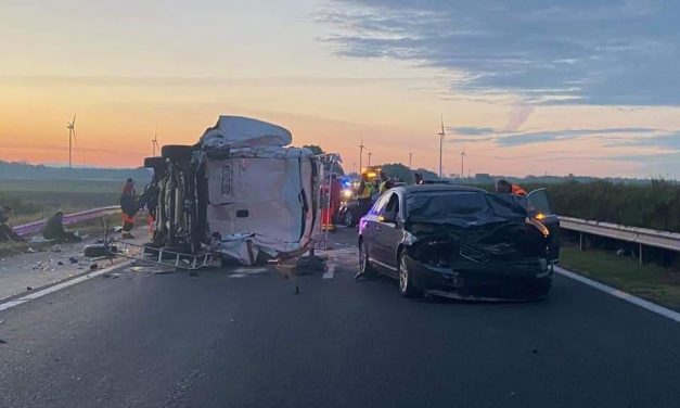 Letarolta az M1-esen helyszínelő rendőröket egy kamion – Többen súlyosan megsérültek, itt vannak a helyszíni fotók