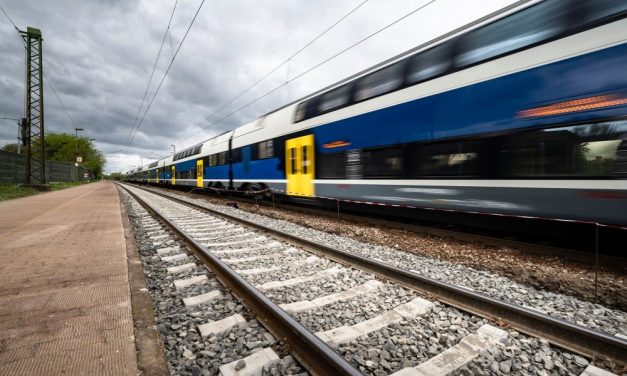 „Ég a busz, mindenki szálljon le!” – kigyulladt az egyik vonatpótló járat a felújítás alatt álló Budapest – Győr vonal mellett