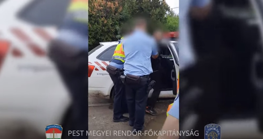 Az ágyra lökték a tiltakozó, síró nőt – Könyörtelen módon bánt el két férfi ezzel a nővel Pest megyében, így ütöttek rajtuk a zsaruk – videó