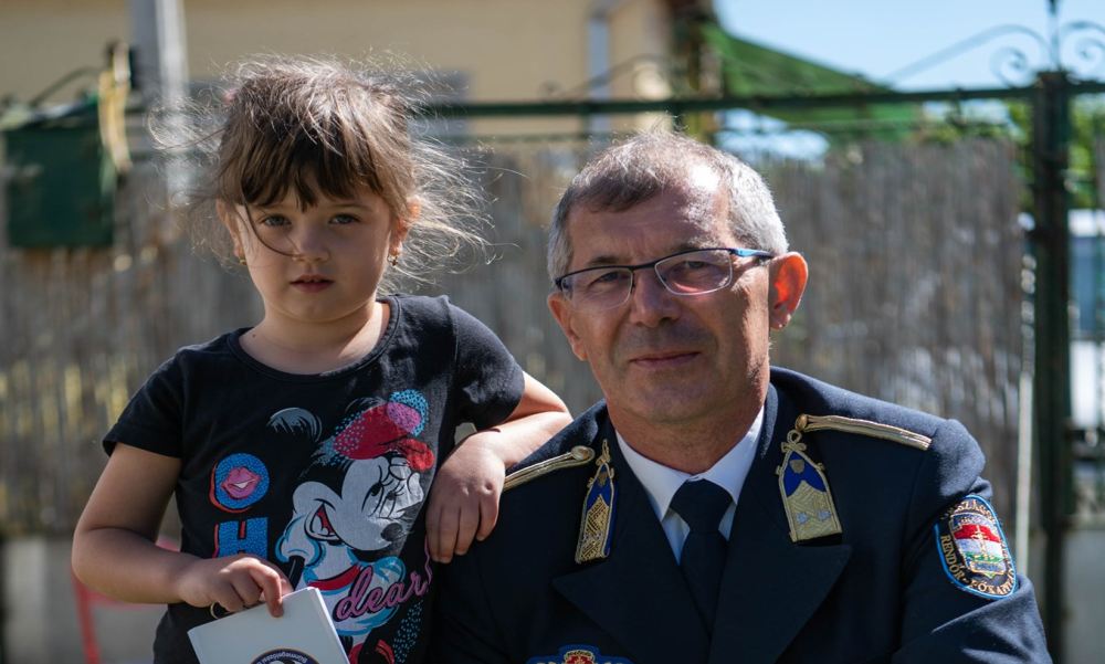 Telefonhívással mentette meg édesanyja életét az 5 éves Elena: a rendőrség most meglepte a kislányt
