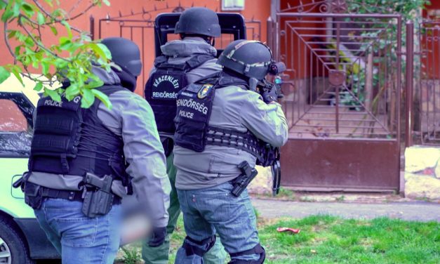 Az épületet felemelt kézzel hagyja el!  – üvöltötték a kommandósok a férfinak, mert rejtélyes körülmények között elesett és meghalt nála egy öregúr