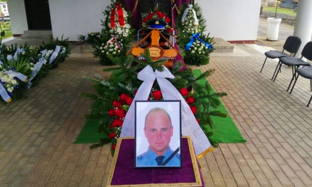 Eltemették azt a rendőrt, akit az M70-es autópálya pihenőjében gázolt halálra egy autó, Hegedűs Tamás tiszteletére országszerte zúgtak a szirénák