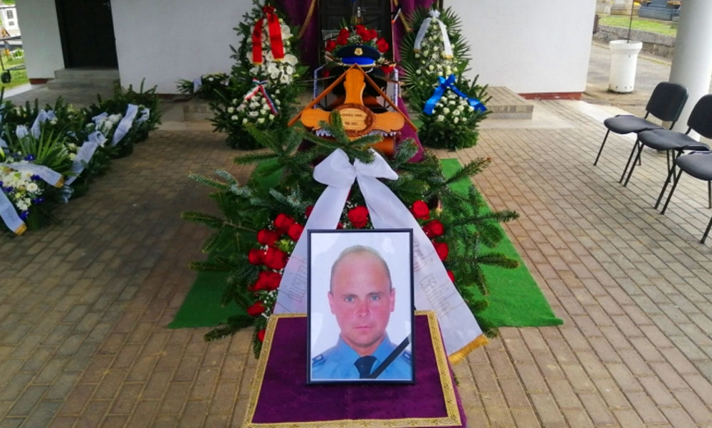 Eltemették azt a rendőrt, akit az M70-es autópálya pihenőjében gázolt halálra egy autó, Hegedűs Tamás tiszteletére országszerte zúgtak a szirénák