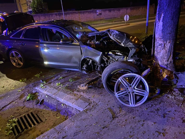 Durva balesetek Pest megyében: Szigetszentmiklóson fának csapódott egy Audi, a 2. kerületben két autó ütközött frontálisan – fotók a helyszínről