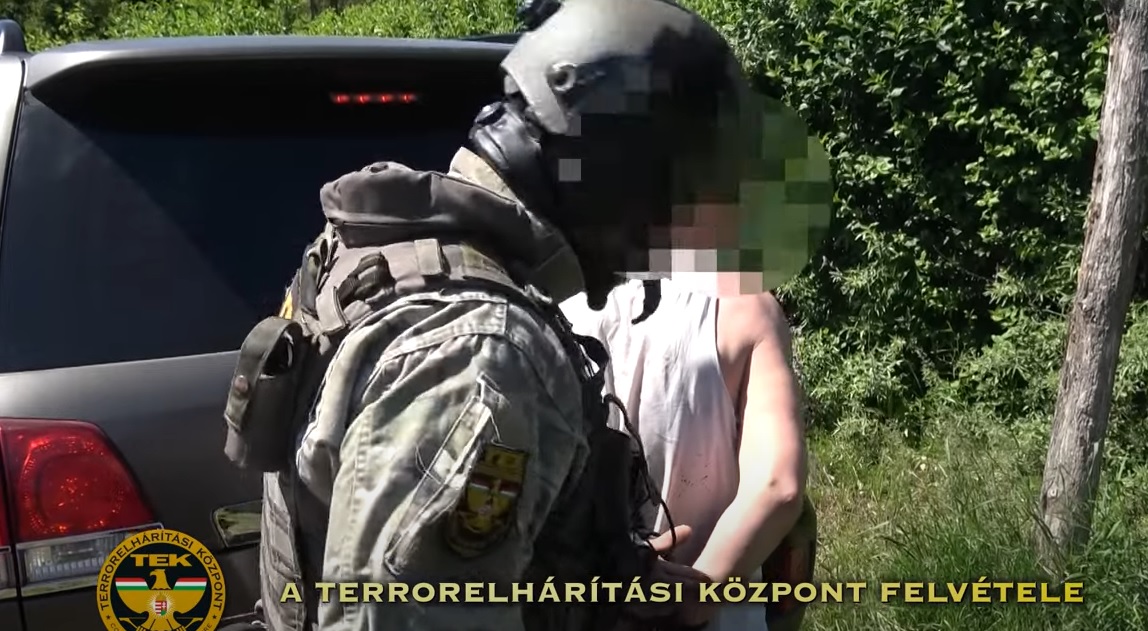 Fogva tartotta az élettársát ez a férfi Tatabányán – A nő így kért segítséget, aztán lecsapott a TEK – videó
