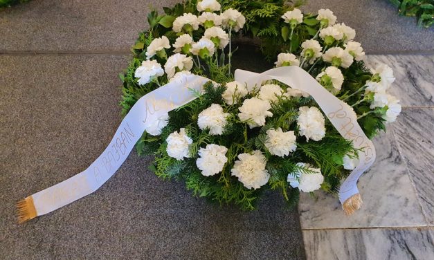„Sírógörcs tör rám, de a gyerekek miatt megpróbálom magam tartani” – eltemették azt a férfit, akinek holtteste mellett órákig játszottak a gyermekei, mert azt hitték, hogy apjuk alszik