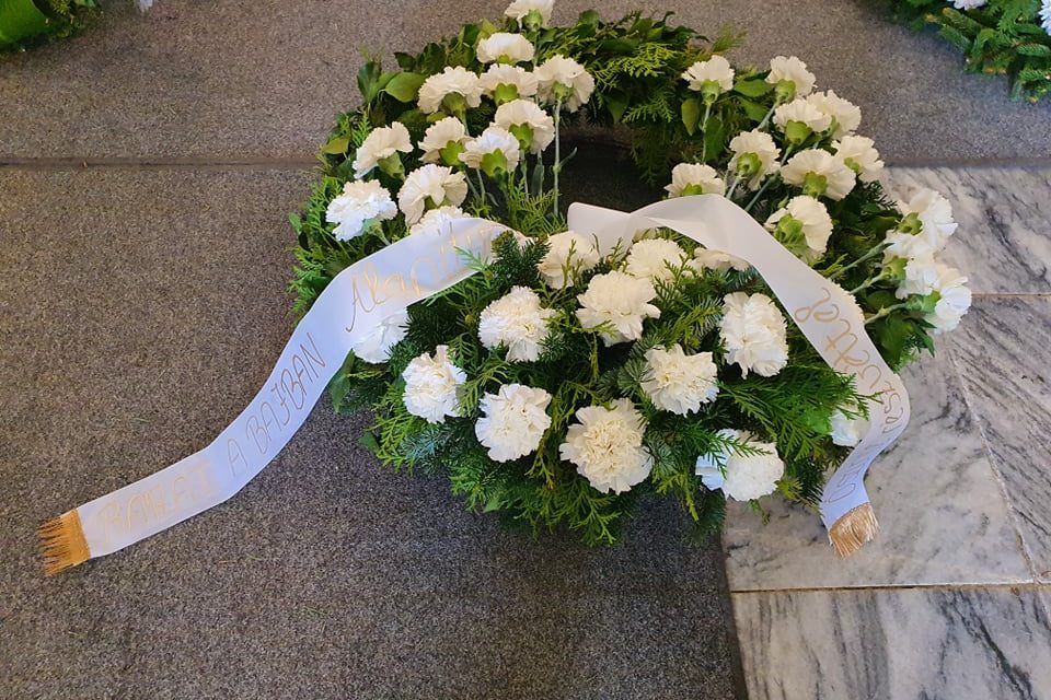 „Sírógörcs tör rám, de a gyerekek miatt megpróbálom magam tartani” – eltemették azt a férfit, akinek holtteste mellett órákig játszottak a gyermekei, mert azt hitték, hogy apjuk alszik