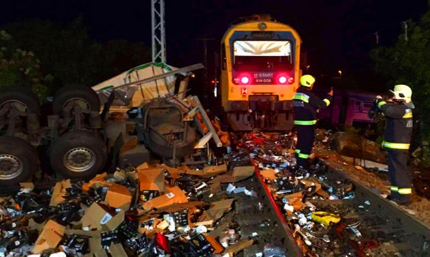 Drámai baleset: Kettészakadt a kamionnal ütközött vonat Sátoraljaújhelynél