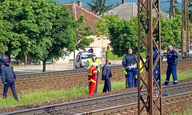 Halálra gázolt egy embert a vonat Dunakeszinél, a gyalogos tiltott helyen akart átmenni a síneken