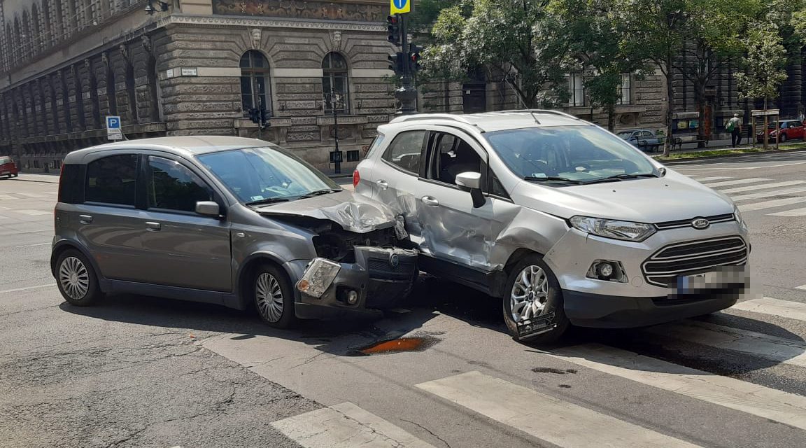 Ford és Fiat  rohant egymásba Budapesten, az Andrássy-Izabella utca kereszteződésben, egy ember megsérült – Fotók a helyszínről