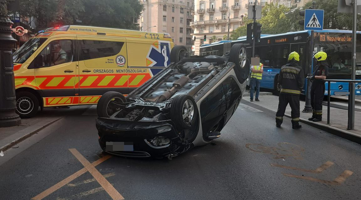 Tetejére borult egy autó Budapesten, az Astoriánál, korábban itt halt meg egy 17 éves fiatal – Sokkoló fotók a helyszínről