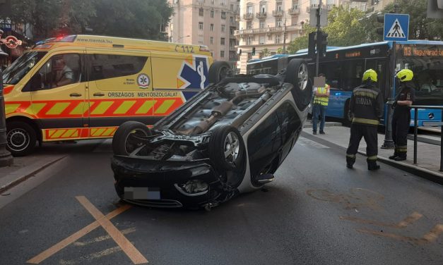 Tetejére borult egy autó Budapesten, az Astoriánál, korábban itt halt meg egy 17 éves fiatal – Sokkoló fotók a helyszínről