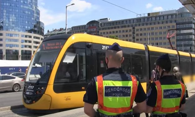 Budapesten, az 1-es villamos útvonalán akcióztak a rendőrök – Két körözött személy csuklóján kattant is a bilincs – videó