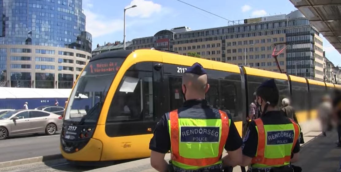 Budapesten, az 1-es villamos útvonalán akcióztak a rendőrök – Két körözött személy csuklóján kattant is a bilincs – videó