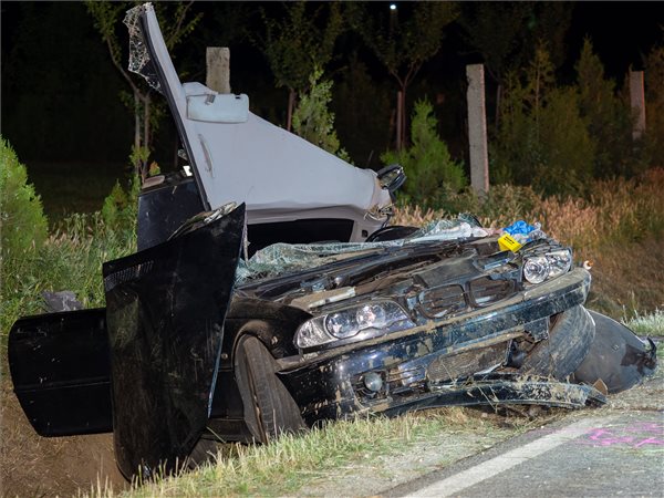 Szörnyerhalt egy Tolna megyei balesetben a 17 éves lány, az 5 utasból csak 1 használta a biztonsági övet a BMW-ben