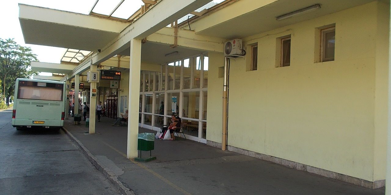Drogos koldusok fosztogattak iskolásokat a buszpályaudvaron – a szülők könyörögtek a rendőröknek, hogy segítsenek
