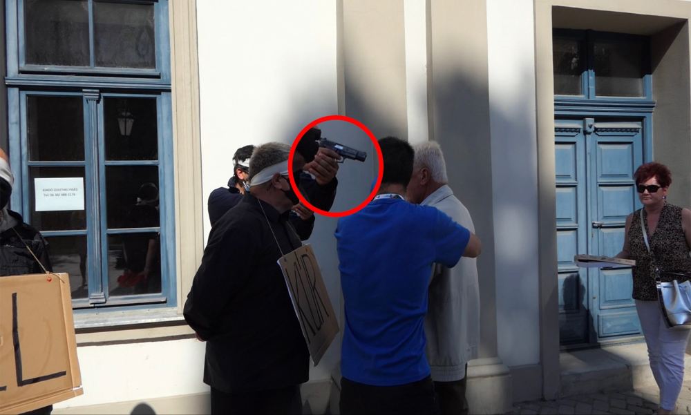 Fegyvert rántott egy ellentüntető Dobrev Klára egri kampányrendezvényén