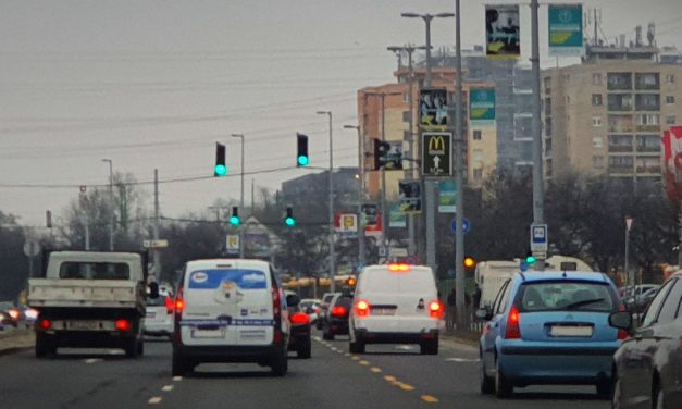 Elképesztő manőver a budapesti Váci úton: oldalba kapta a piros Suzukit a Mazda figyelmetlen sofőrje – VIDEÓVAL!