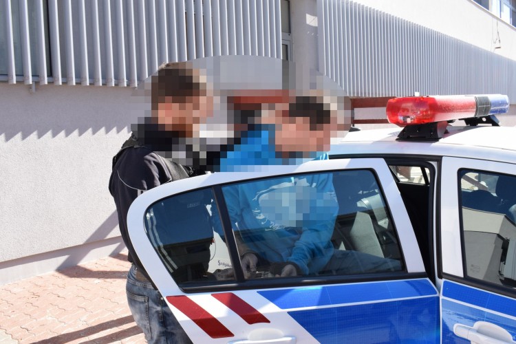 Sírva szólítgatta halott édesanyját a kétéves kisfiú, majd vele is végzett anyja volt élettársa – az ügyész örökre börtönbe küldené a kegyetlen várpalotai férfit