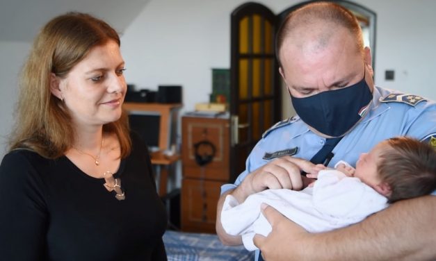 Száguldó rendőrautó vitte a vajúdó asszonyt a kistarcsai kórházba – A rendőrök most meglátogatták a családot – videó