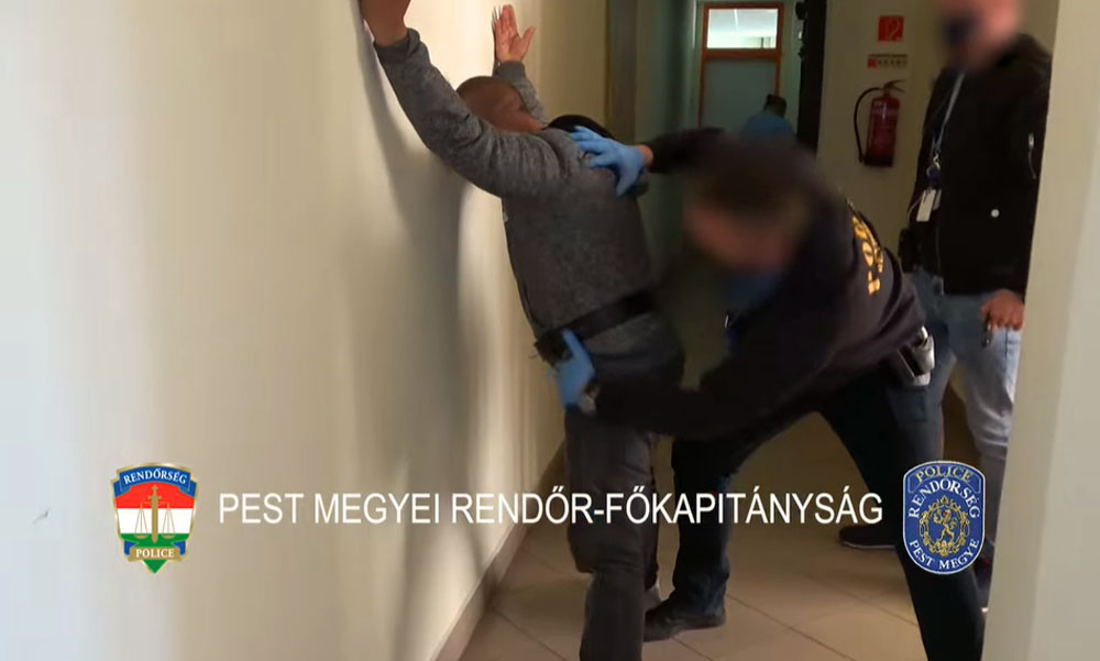 Tapétavágóval ölte meg nyugdíjas ismerősét a 20 éves férfi, majd az áldozat autójával menekült a helyszínről