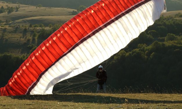 Elvesztette az uralmát az eszköz felett: 10-15 méteres magasságból csapódott a földbe egy siklóernyős Vácnál
