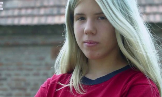 „Sírva átölelt, de én nem éreztem semmit” – 16 év után jelentkezett családjánál Simek Kitti, aki korábban kioltotta nevelőapja életét, majd elnöki kegyelmet kapott
